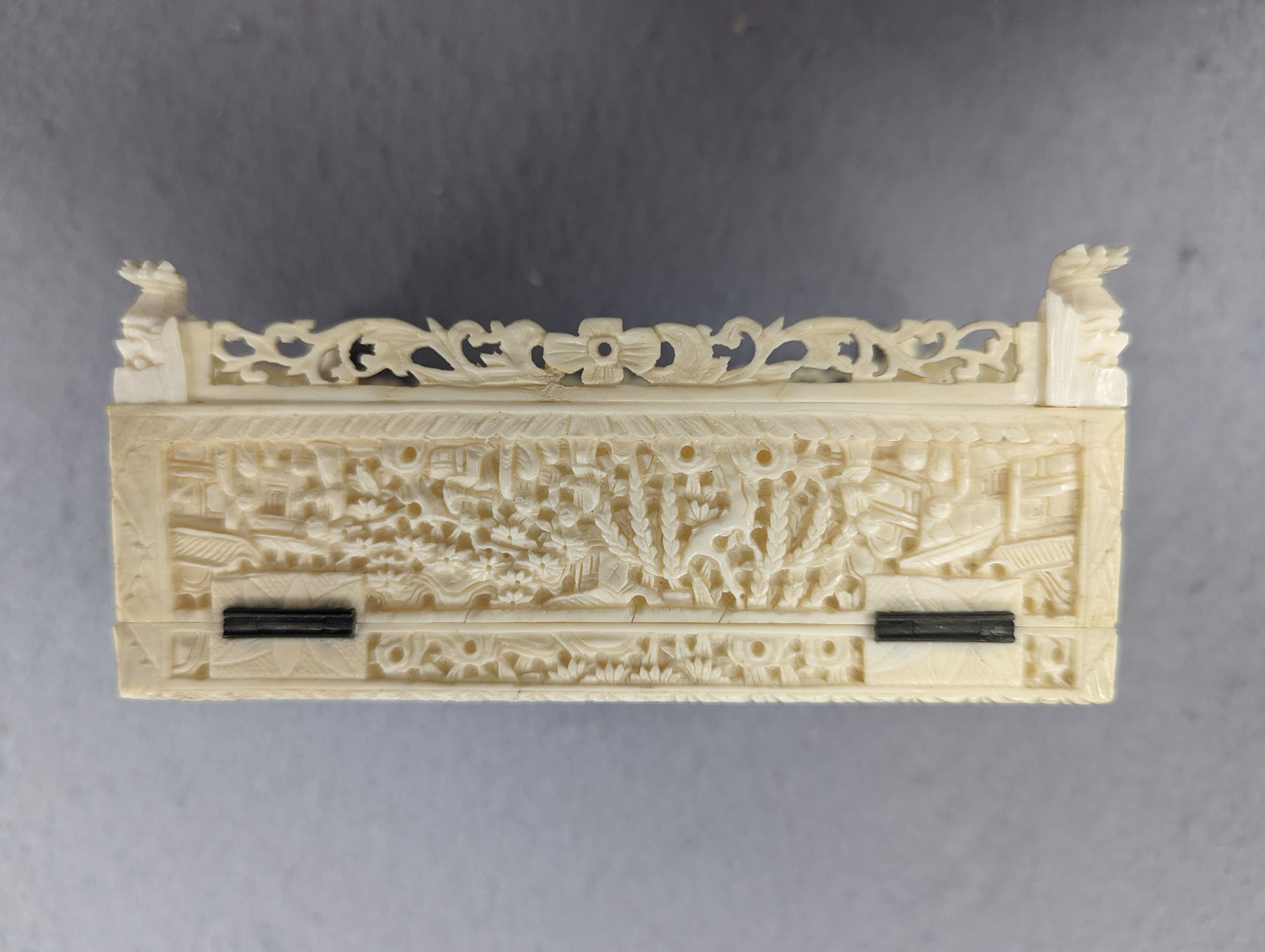 An early 20th century Cantonese carved ivory box, 12cm